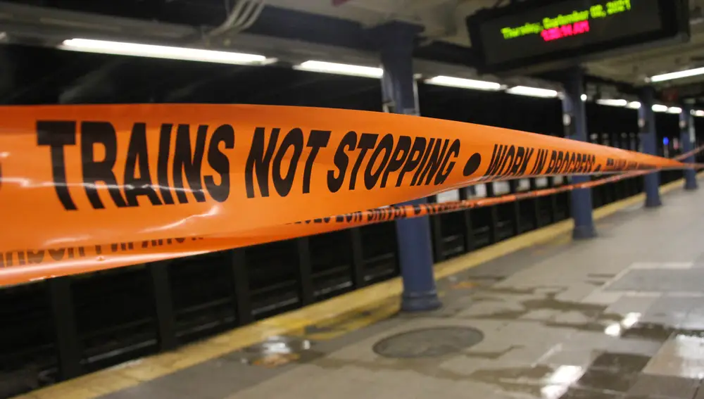 El metro de Nueva York, encharcado después de la gran cantidad de agua que inundó el suburbano