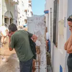 Una mujer se echa las manos a la cara, después de ver las calles y viviendas del municipio inundadas tras el paso de la tormenta de este miércoles en Alcanar