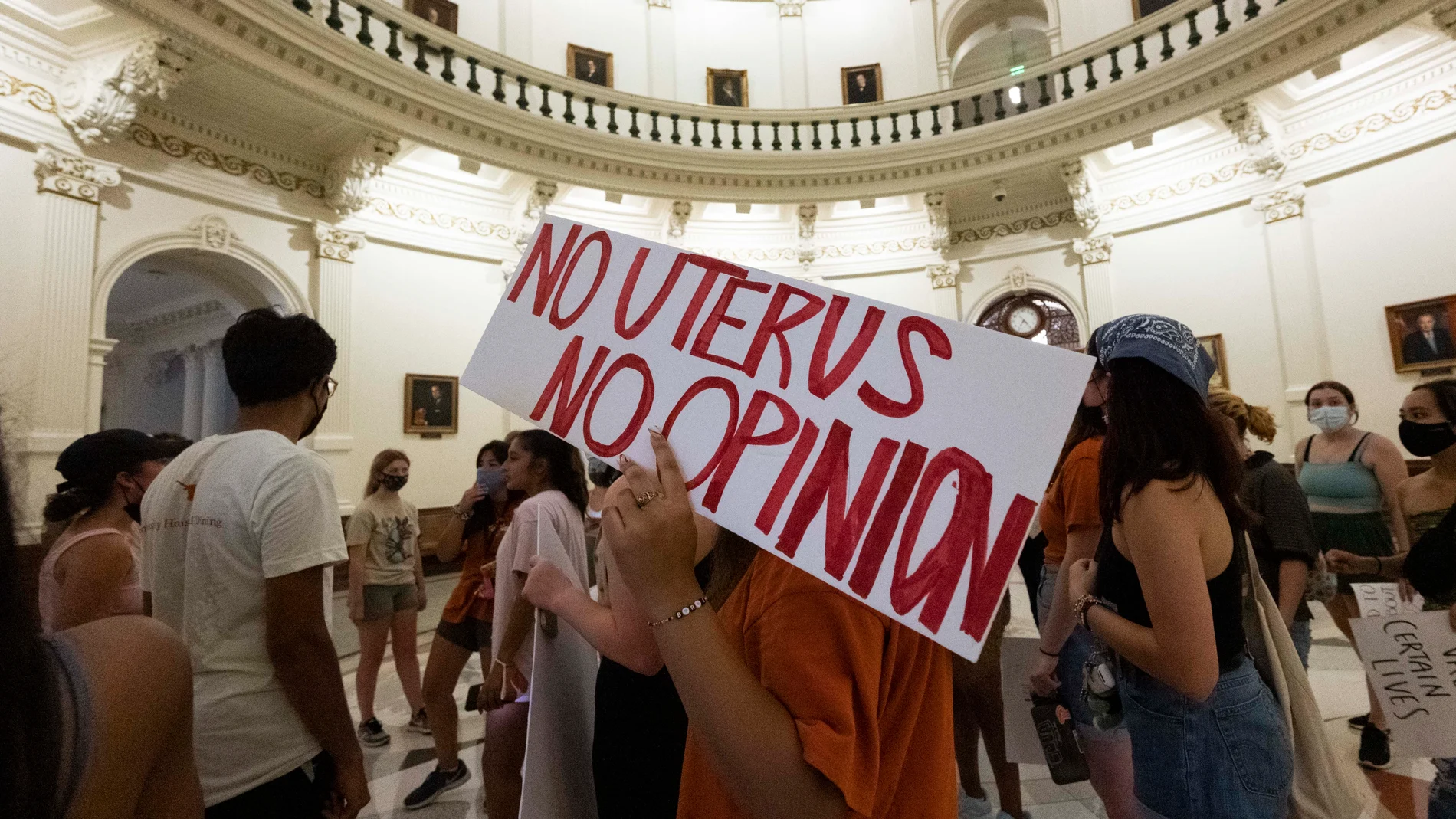01 September 2021, US, Austin: Women of the University of Texas take part in a rally at the Texas Capitol to protest against Governor Greg Abbott's signing of the nation's strictest abortion law that makes it a crime to abort a fetus after six weeks, or when a "heartbeat" is detected. Abbott signed the law on Wednesday, 1 September 2021. Photo: Bob Daemmrich/ZUMA Press Wire/dpaBob Daemmrich/ZUMA Press Wire/dp / DPA01/09/2021 ONLY FOR USE IN SPAIN