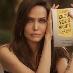 Angelina Jolie, posa con su nuevo libro. REUTERS THIS IMAGE HAS BEEN SUPPLIED BY A THIRD PARTY. MANDATORY CREDIT. NO RESALES. NO ARCHIVES
