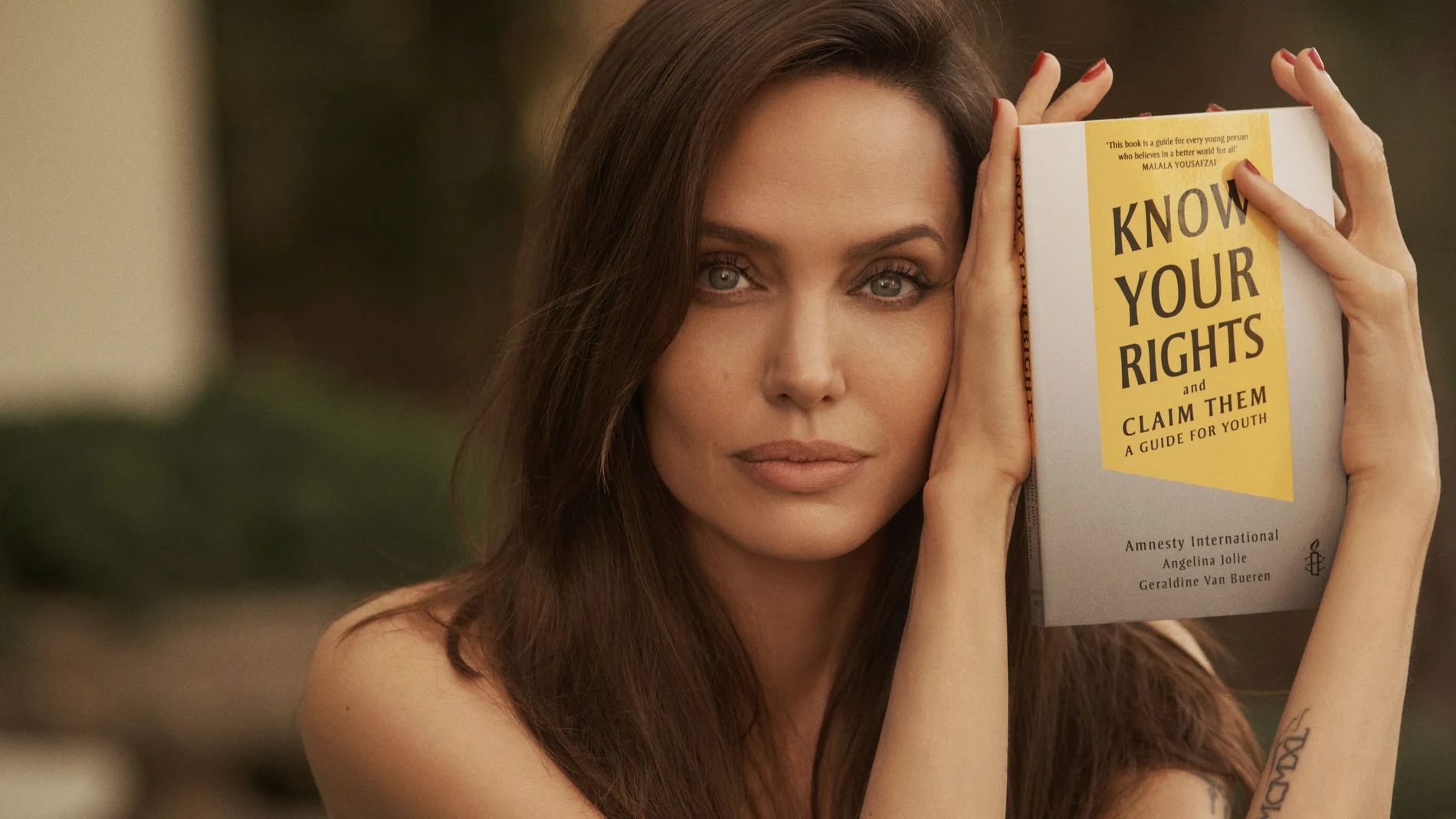 Angelina Jolie, posa con su nuevo libro. REUTERS THIS IMAGE HAS BEEN SUPPLIED BY A THIRD PARTY. MANDATORY CREDIT. NO RESALES. NO ARCHIVES