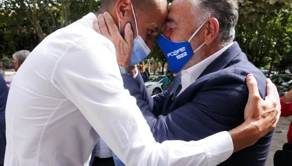 El futbolista Yuri de Souza (I), junto al presidente de la SD Ponferradina SAD, José Fernández Nieto 'Silvano', durante el acto de nombramiento del futbolista como Hijo Adoptivo del Bierzo