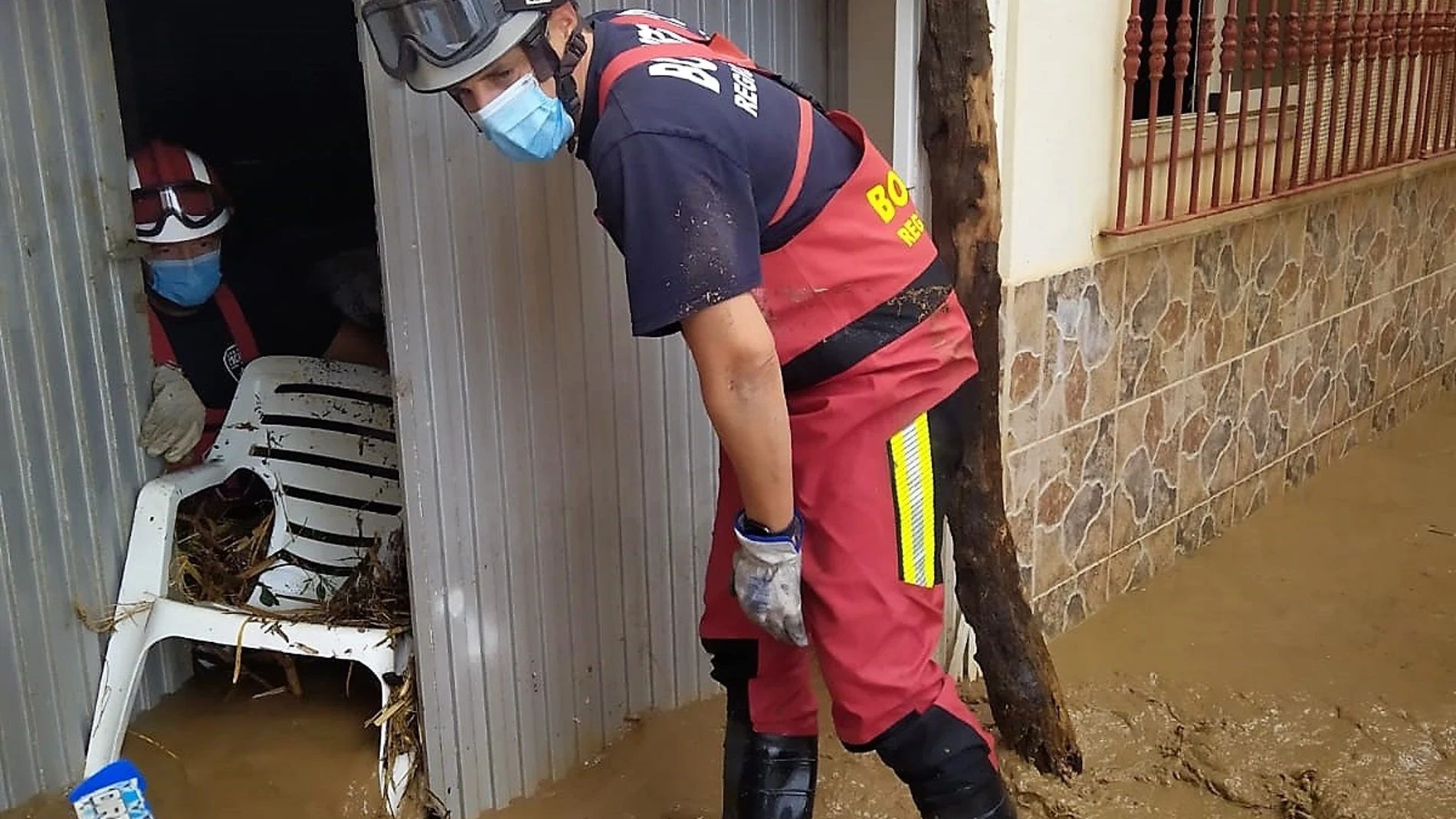Un efectivo del CEIS durante los trabajos de achique de agua en una vivienda de Águilas