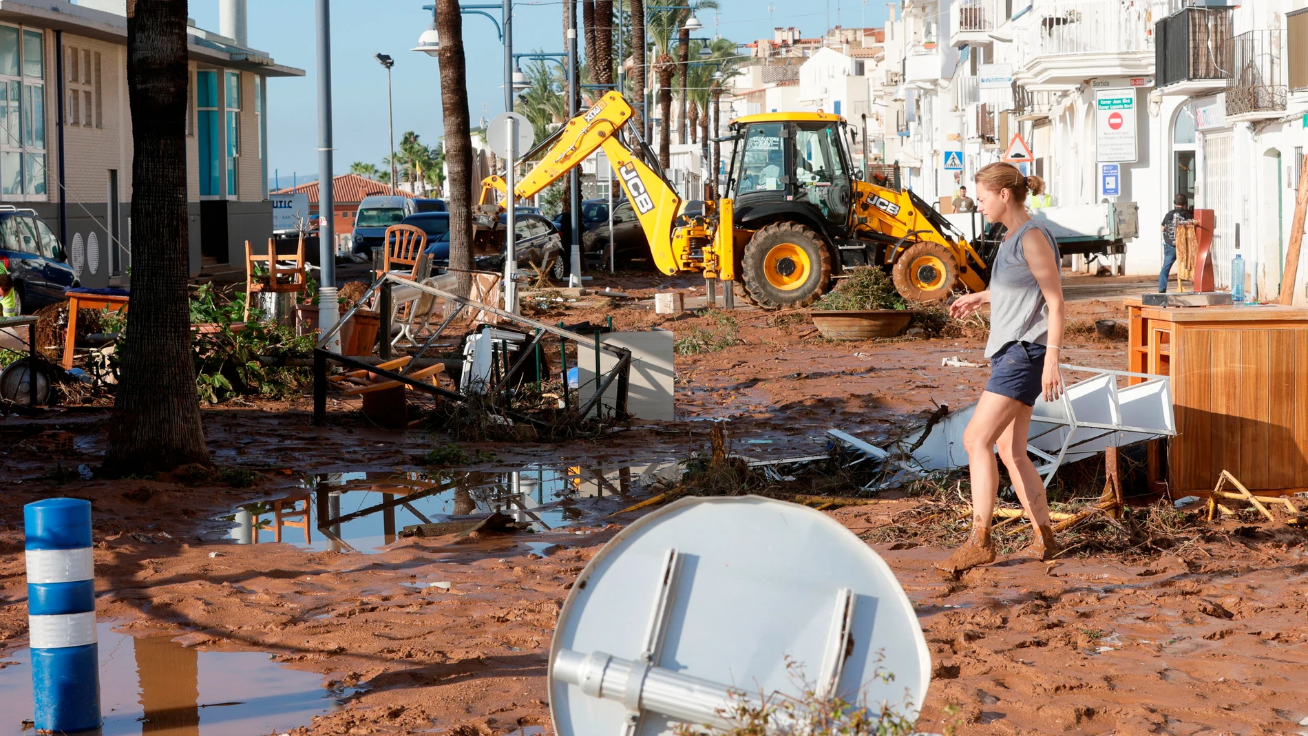 Una vecina participa en los trabajos de limpieza por los daños causados en les Cases d'Alcanar (Tarragona) por la lluvia torrencial, que ayer descargó 77 litros de agua por metro cuadrado en media hora..EFE/Quique García