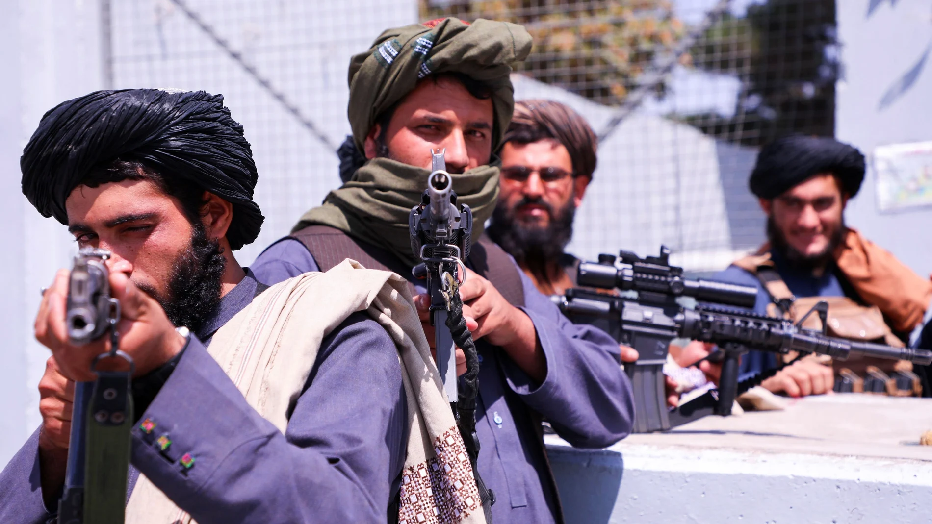 Las fuerzas talibanes montan guardia frente al aeropuerto internacional Hamid Karzai en Kabul
