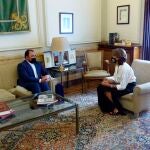La Fiscal General del Estado, Dolores Delgado, con su homólogo afgano, ayer en Madrid