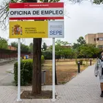 Un hombre en las inmediaciones de una oficina del SEPE, en Madrid (España)