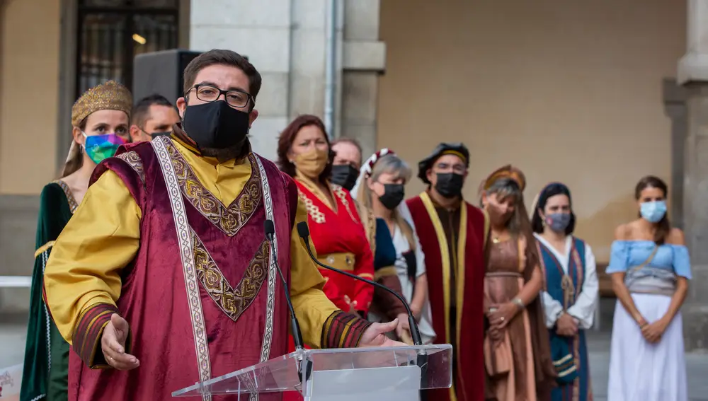 El alcalde de Ávila, Jesús Manuel Sánchez Cabrera, acompañado por la corporación municipal, inaugura el XXIV Mercado Medieval de Ávila