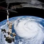 Fotografía tomada el 29 de agosto de 2021 por la NASA desde la Estación Espacial Internacional, donde se aprecia el ojo del huracán Ida de categoría 5 en Estados Unidos