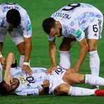 Leo Messi, en el suelo después de la dura entrada del venezolano Adrián Martínez.