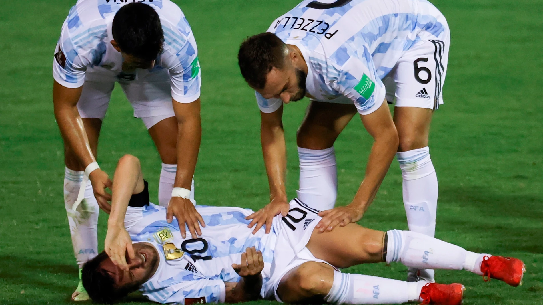 Leo Messi, en el suelo después de la dura entrada del venezolano Adrián Martínez.