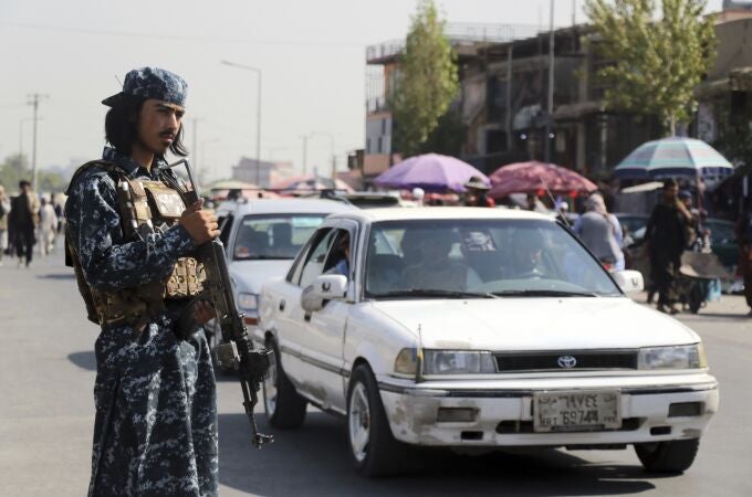 Un soldado talibán hace guardia en Kabul