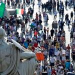 Decenas de personas protestan contra el pasaporte covid, en Roma, Italia