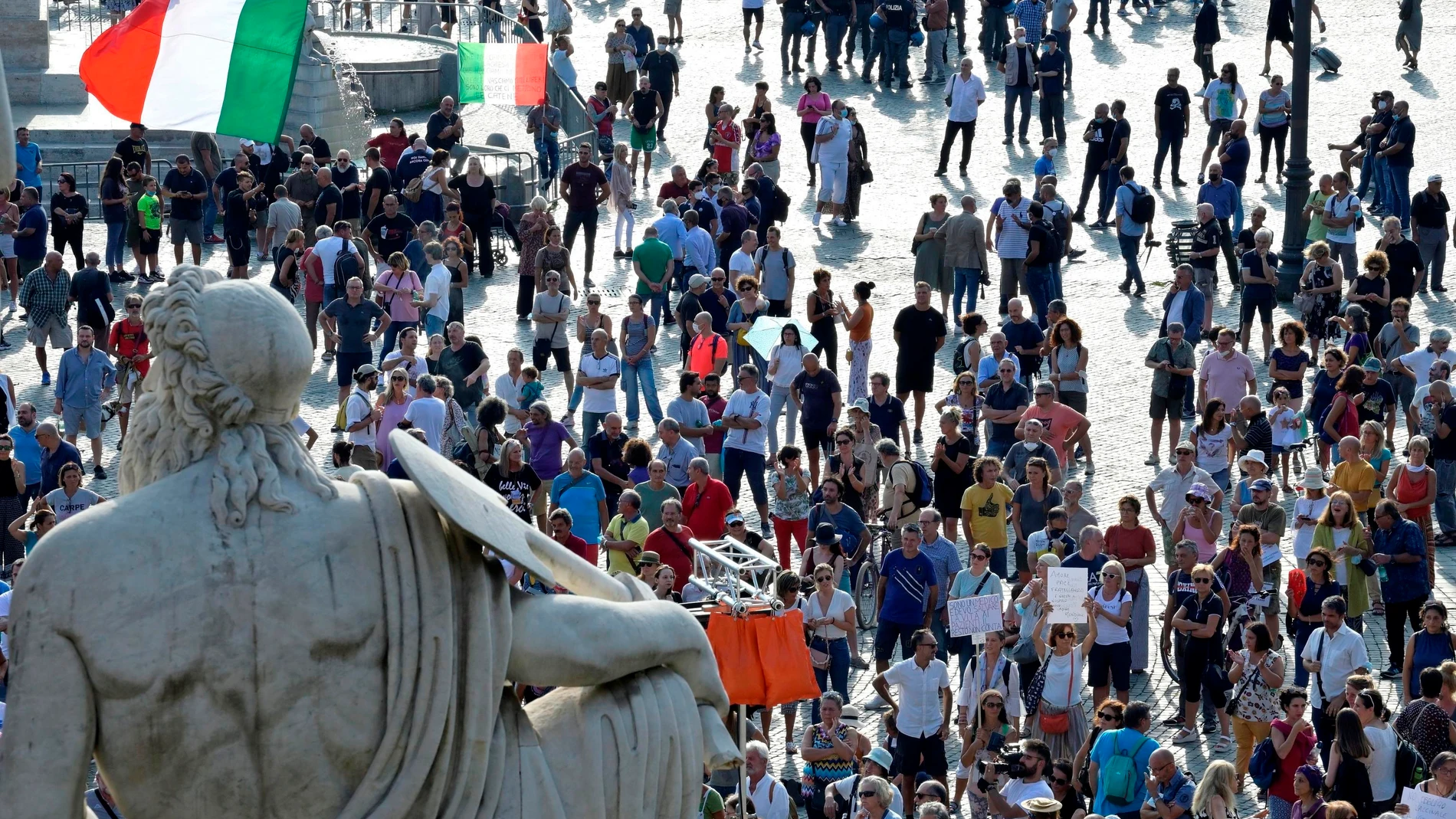 Decenas de personas protestan contra el pasaporte covid, en Roma, Italia