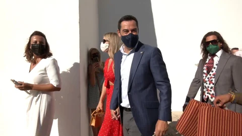 El presidente de la Junta de Andalucía, Juanma Moreno, asiste a la corrida Goyesca de Ronda, acompañado de su esposa