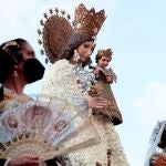 Dos falleras desfilan ante la Virgen durante la Ofrenda a la Virgen en las Fallas de septiembre de 2021