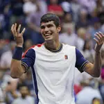 Alcaraz celebra su triunfo ante Tsitsipas en el US Open de 2021
