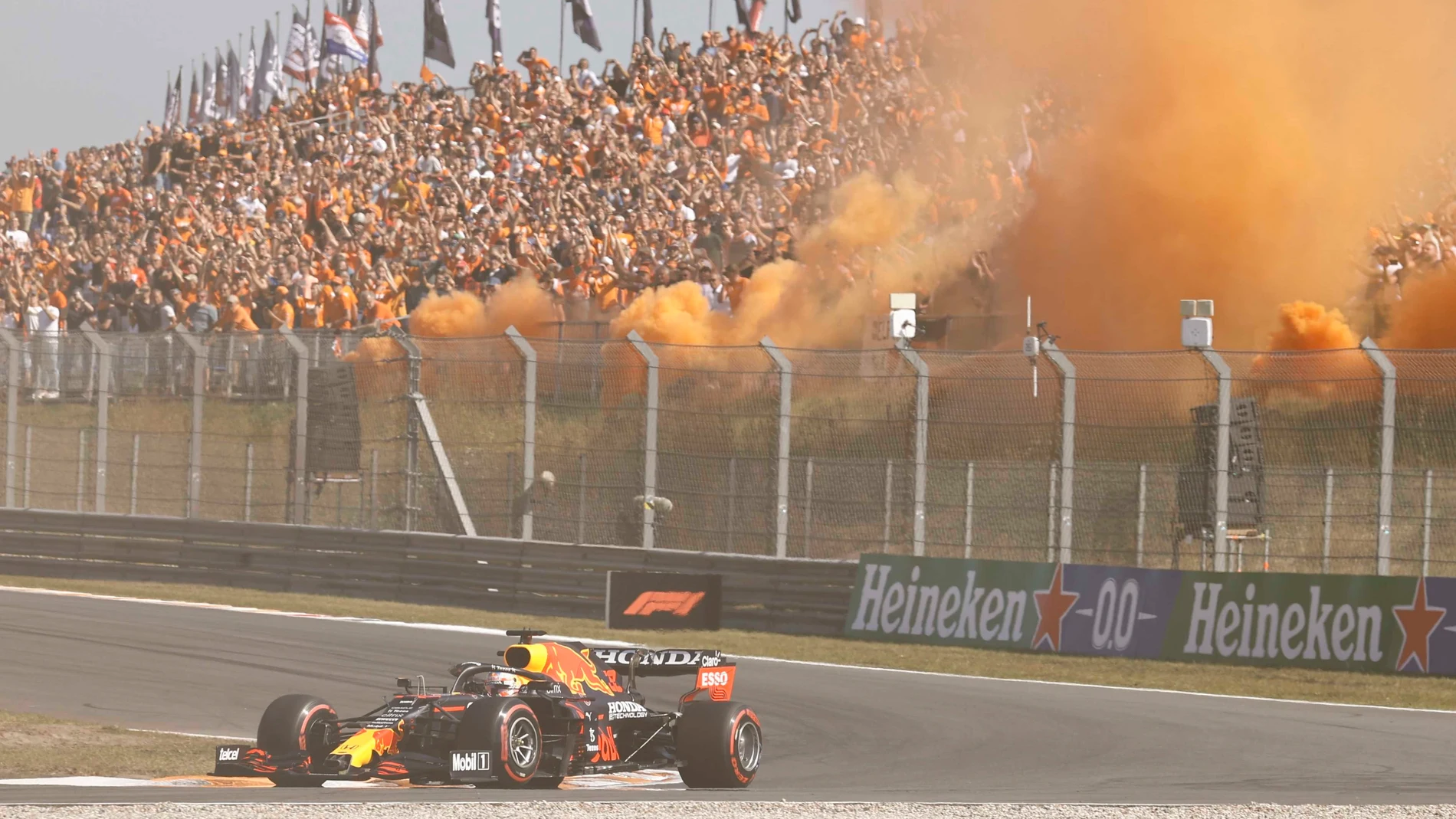 Verstappen resiste el ataque de Mercedes