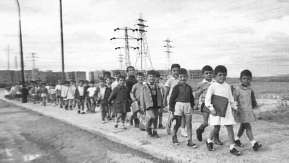 Niños camino del colegio en un barrio de la periferia de Madrid