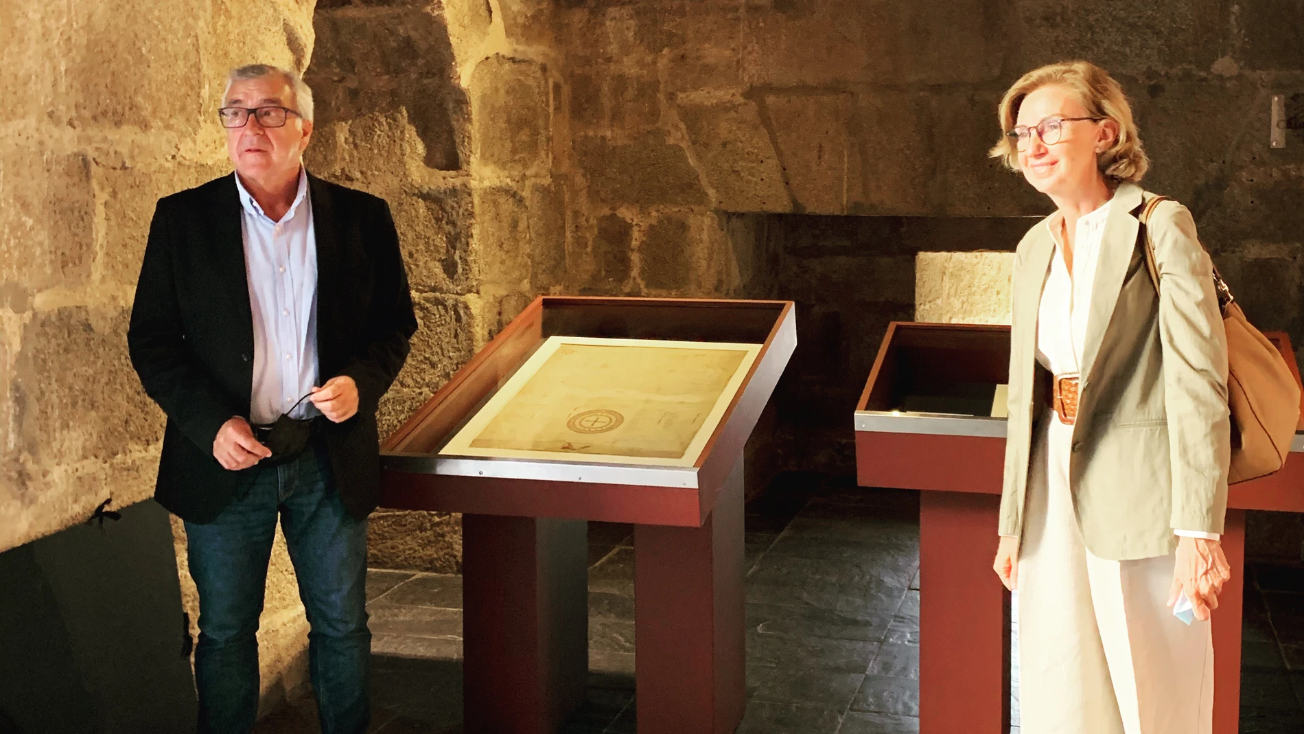 Pepe Fernández, alcalde de Puebla de Sanabria, junto a la Directora de Bellas Artes, María Dolores Jiménez con el fuero