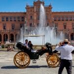 Turistas en la Plaza de España de Sevilla el pasado septiembre. EFE/José Manuel Vidal