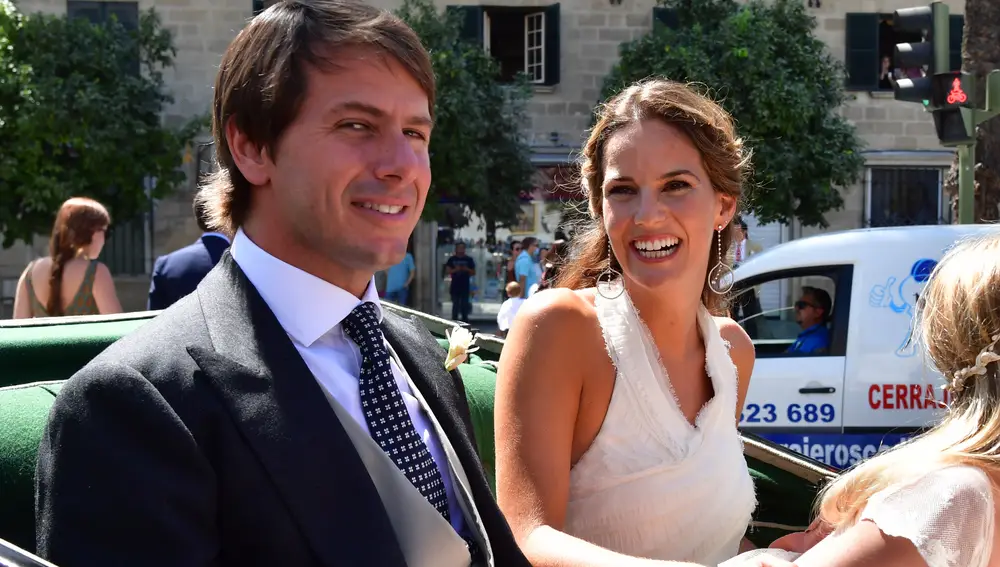 Carlos Cortina y Carla Vega-Penichet el día de su boda