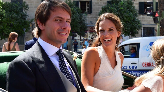 Carlos Cortina y Carla Vega-Penichet el día de su boda