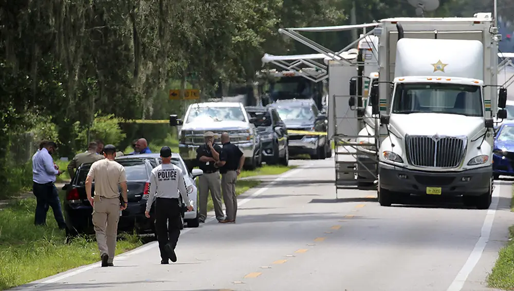 Agentes de la policía trabajan cerca del lugar del tiroteo en Florida donde han muerto cuatro personas a manos de un francotirador