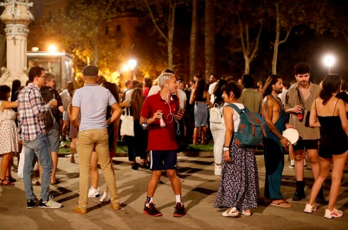 Botellón una noche cualquiera de sábado en Barcelona