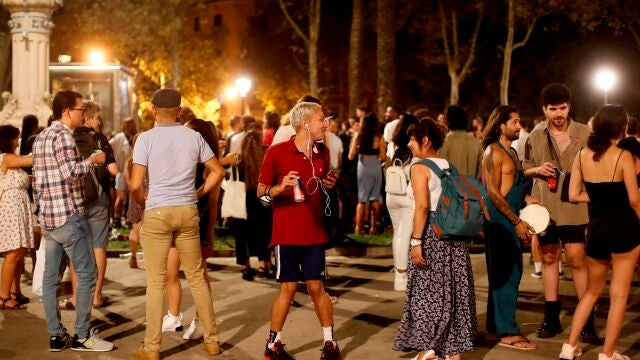 Botellón una noche cualquiera de sábado en Barcelona