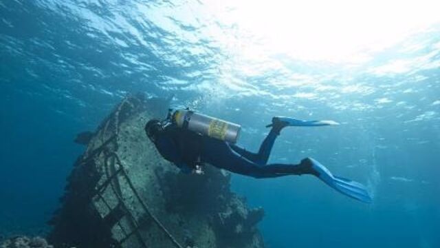 Imagen de archivo de un profesional practicando el submarinismo