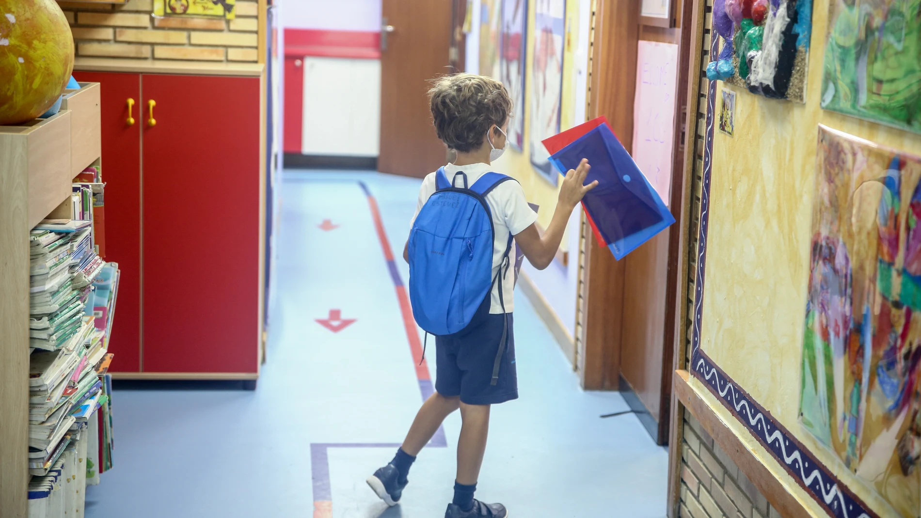 Un niño entra a una clase del colegio Virgen de Europa durante el primer día de clase del curso 2021-22