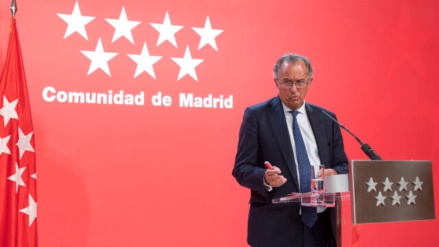 El consejero de Educación, Ciencia y Universidades de la Comunidad de Madrid, Enrique Ossorio, ofrece declaraciones a los medios de comunicación en la sede del Gobierno regional