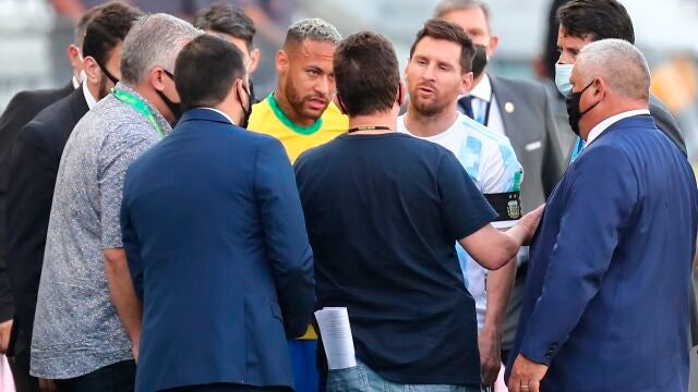 Neymar (c-i) de Brasil y Lionel Messi (c-d) de Argentina hablan con funcionarios de salud brasileños