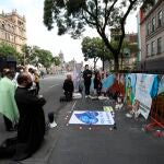 Un sacerdote junto a un grupo de conservadores religiosos rezan en las afueras de la Suprema Corte de Justicia, en Ciudad de México (México).
