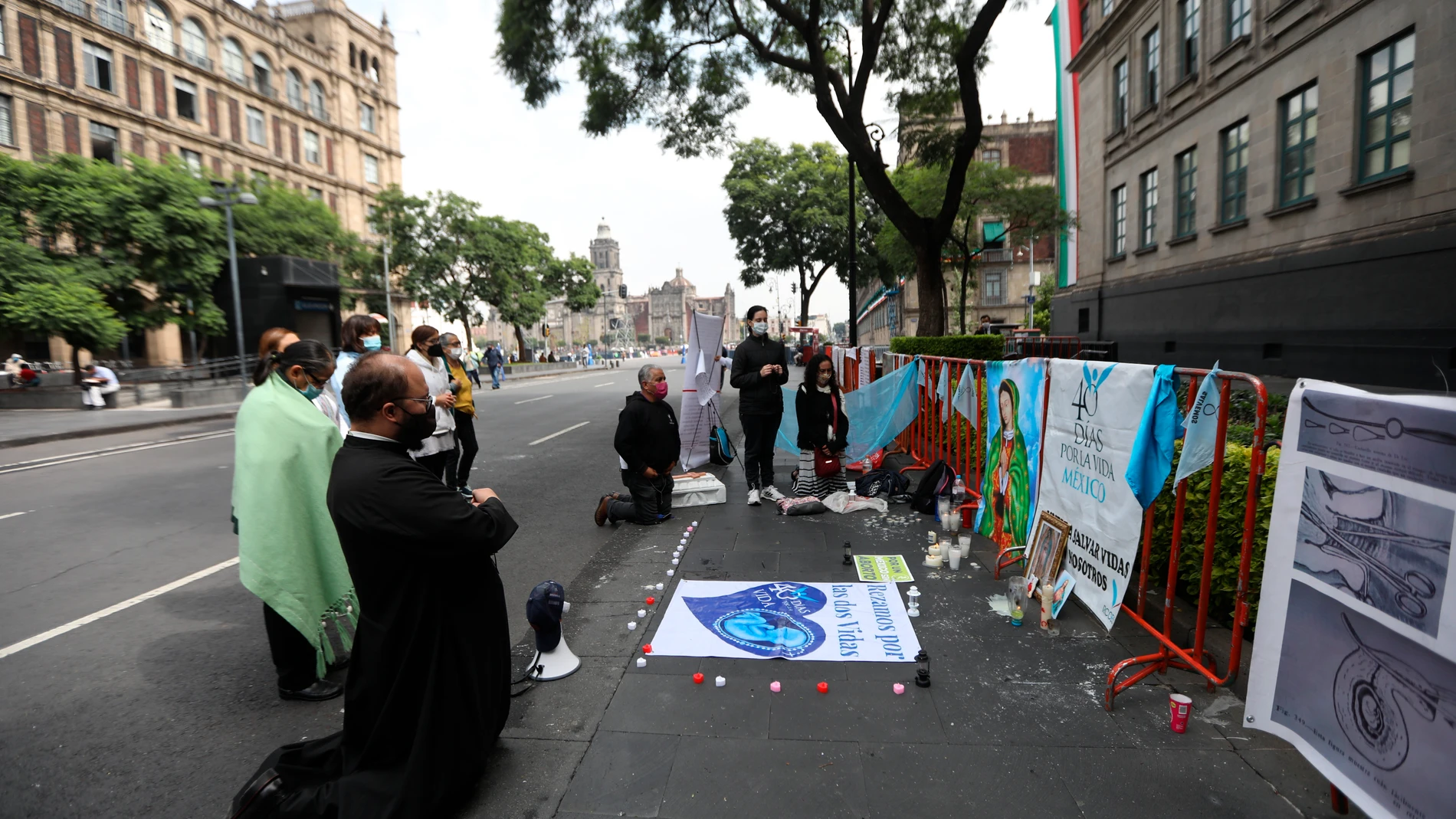 Un sacerdote junto a un grupo de conservadores religiosos rezan en las afueras de la Suprema Corte de Justicia, en Ciudad de México (México).