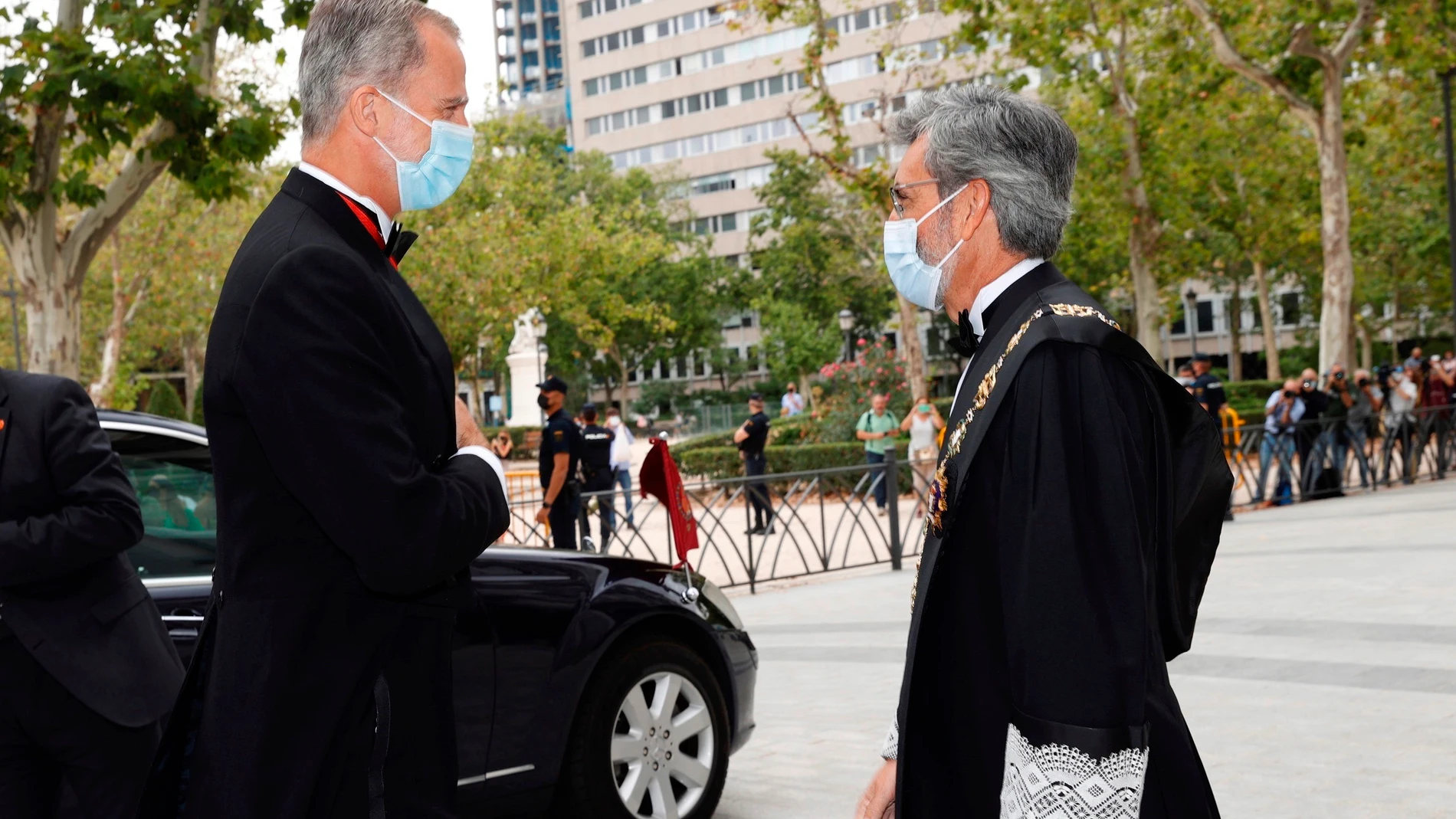 El rey Felipe VI con el presidente del Tribunal Supremo y del Consejo General del Poder Judicial, Carlos Lesmes antes del acto de apertura del Año Judicial este año