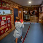 Un niño camina con libros por el hall de un colegio