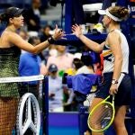 El tenso saludo entre Garbiñe Muguruza y Barbora Krejcikova tras el partido de octavos de final del US Open