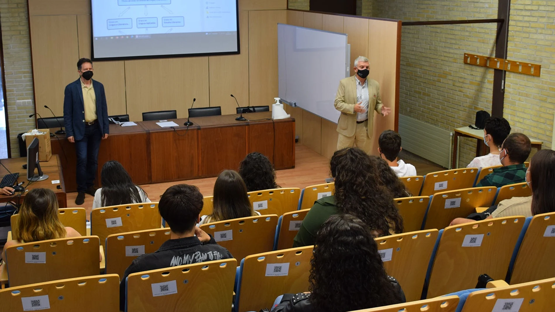 Acto de bienvenida a alumnos de la titulación de Filoloxía Aplicada Galega e Española de la UVigo, en el inicio del curso académico 2021-22