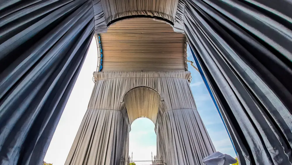 Vista general de los arcos durante el montaje de la envoltura del Arco del Triunfo