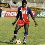 El exfutbolista Jean-Pierre Adams en un partido con el PSG.