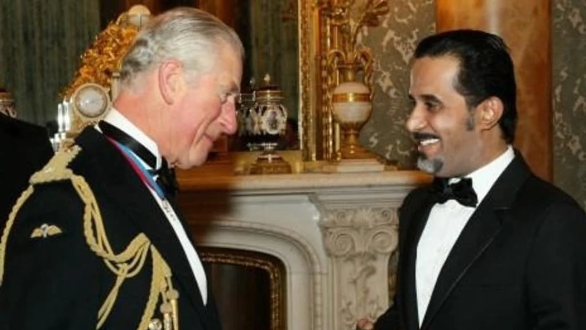 Mahfouz recibe su condecoración de manos del príncipe Carlos en una ceremonia privada, en 2016.