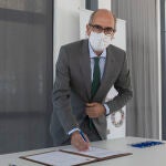 El presidente de la Diputación de Salamanca, Javier Iglesias, y representantes de las asociaciones ganaderas, de Feagas y opas de la provincia, firman el manifiesto a favor del sector primario, la ganadería y el sector cárnico, promovido por la Diputación de Salamanca