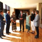 El presidente de Castilla y León, Alfonso Fernández Mañueco; y la consejera Isabel Blanco, con los representantes del Tercer Sector, al término del pleno y tras aprobra la Ley
