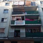 Una pancarta de Stop Desahucios colgada en el balcón de una vivienda que iba a ser desahuciada en Mallorca