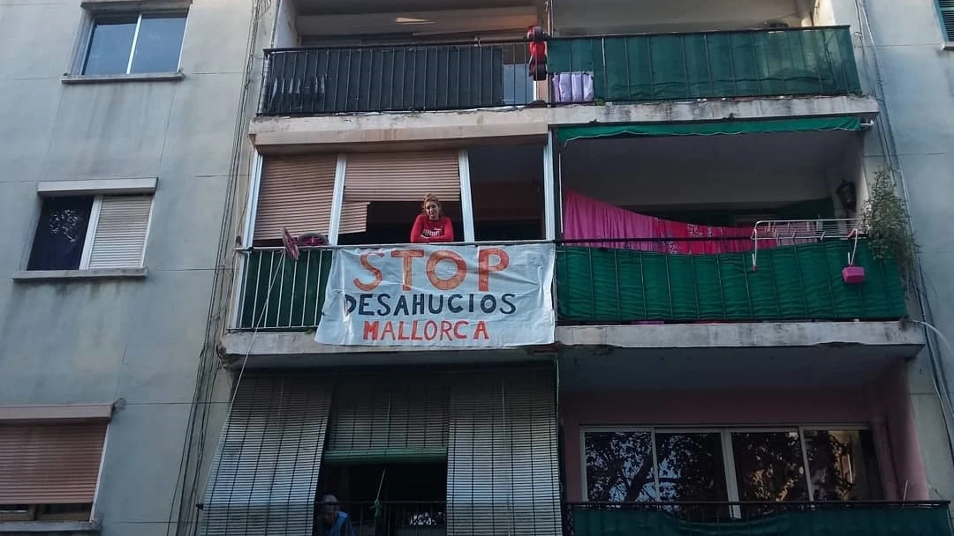 Una pancarta de Stop Desahucios colgada en el balcón de una vivienda que iba a ser desahuciada en Mallorca