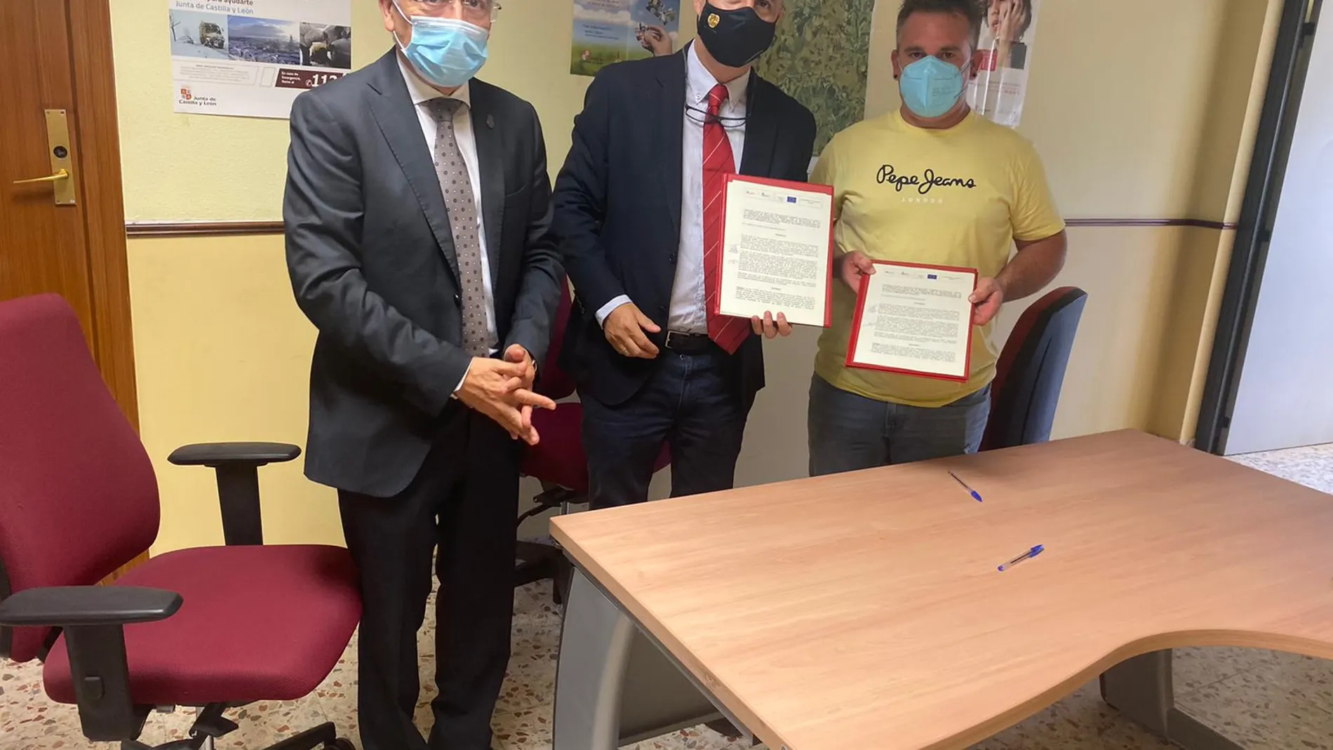 El viceconsejero de Desarrollo Rural y director general del Instituto Tecnológico Agrario de Castilla y León, Jorge Llorente, ha firmado un convenio, con la Comunidad de regantes de Berokia