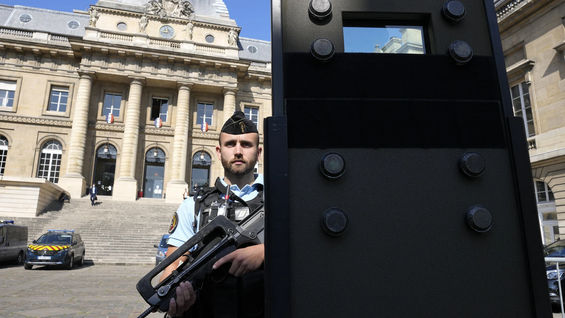 Un policía vigila a las puertas del Palacio de Justicia de París, donde se celebra el juicio por los atentados yihadistas de 2015