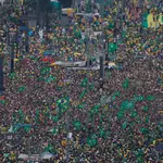 Simpatizantes del presidente brasileño, Jair Bolsonaro, se manifiestan hoy en la avenida Paulista, en Sao Paulo (Brasil)